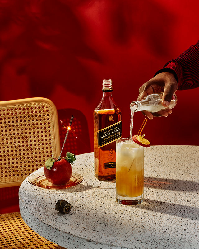 feedback zingen Anesthesie Get into the V-Day mood with the Johnnie Walker Red Apple highball.